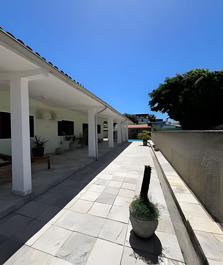 Casa em Enseada dos Corais com 04 quartos