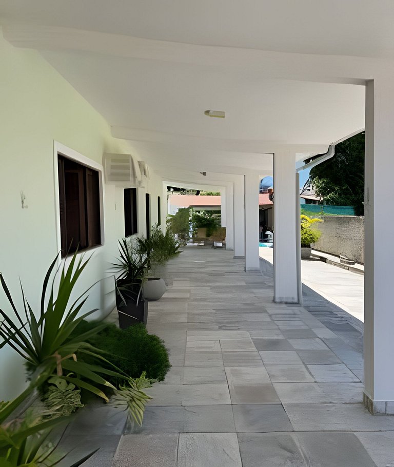 Casa em Enseada dos Corais com 04 quartos