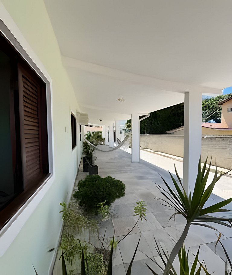 Casa em Enseada dos Corais com 04 quartos
